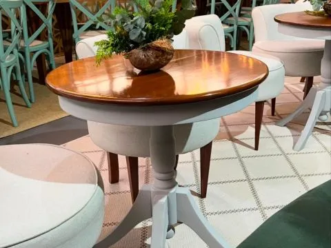 MESA MIRANO - BISTRO BAIXA - TAMPO IMBUIA - BASE LACA CINZA CLARO - 2 - ST Mob - Locações de mobiliário para eventos