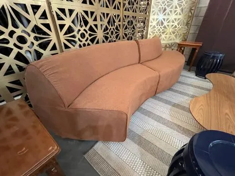 SOFÁ ALTAMURA - CURVO FECHADO - MODULAR - 1,70 - LINHÃO CONHAQUE - 3 - ST Mob - Locações de mobiliário para eventos