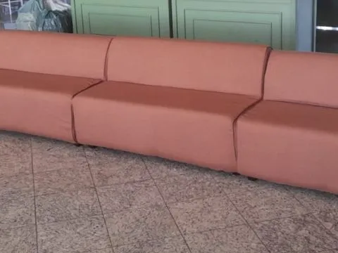 SOFÁ ALTAMURA - RETO - MODULAR - 1,40 - LINHÃO CONHAQUE - 1 - ST Mob - Locações de mobiliário para eventos