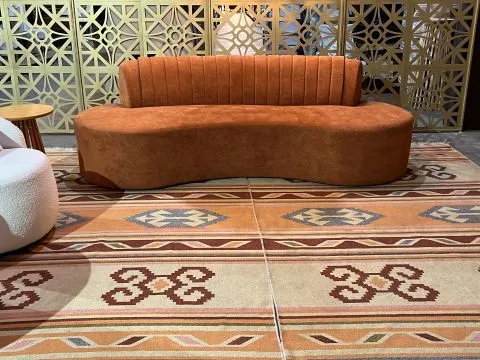 SOFÁ VERCELLI - ORGÂNICO - DETALHE GOMOS - OCRE - 4 - ST Mob - Locações de mobiliário para eventos
