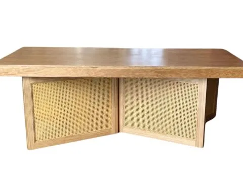 MESA SENAGO - MADEIRA MEL - BASE COM DETALHE EM PALHA NATURAL - 1 - ST Mob - Locações de mobiliário para eventos