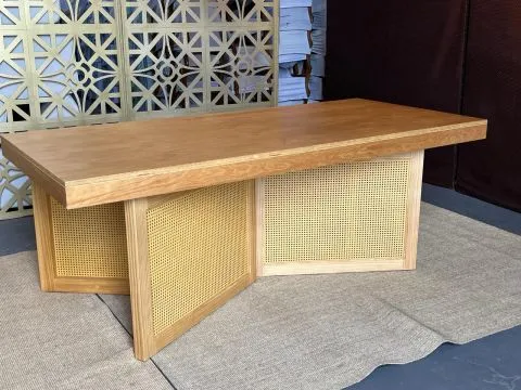 MESA SENAGO - MADEIRA MEL - BASE COM DETALHE EM PALHA NATURAL - 2 - ST Mob - Locações de mobiliário para eventos