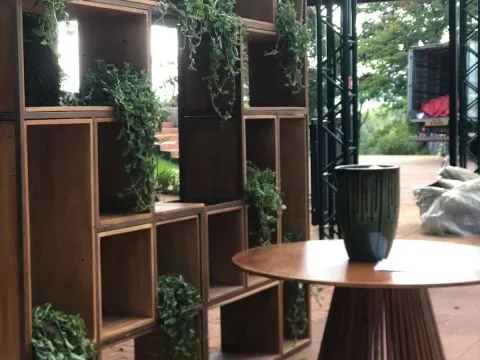 ESTANTE LAURIA - AÇO CORTEN - MADEIRA IMBUIA - 3 - ST Mob - Locações de mobiliário para eventos