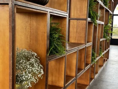 ESTANTE LAURIA - AÇO CORTEN - MADEIRA IMBUIA - 6 - ST Mob - Locações de mobiliário para eventos