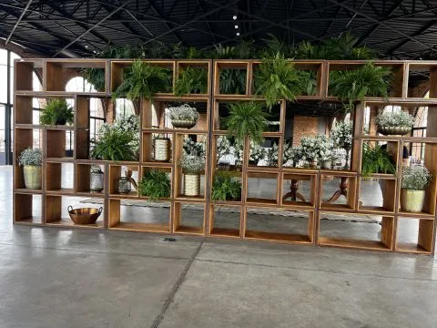 ESTANTE LAURIA - AÇO CORTEN - MADEIRA IMBUIA - 2 - ST Mob - Locações de mobiliário para eventos
