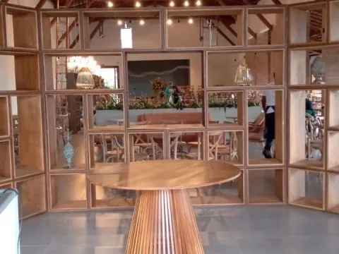 ESTANTE LAURIA - AÇO CORTEN - MADEIRA IMBUIA - 4 - ST Mob - Locações de mobiliário para eventos