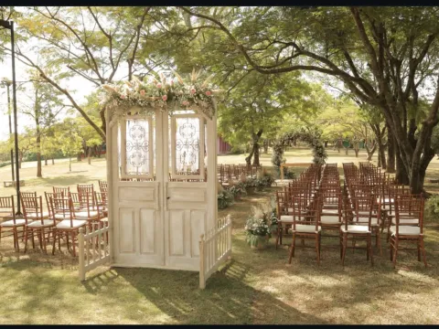 PORTA RAFFAELLO - FERRO E MADEIRA PATINADA OFF WHITE - 1 - ST Mob - Locações de mobiliário para eventos