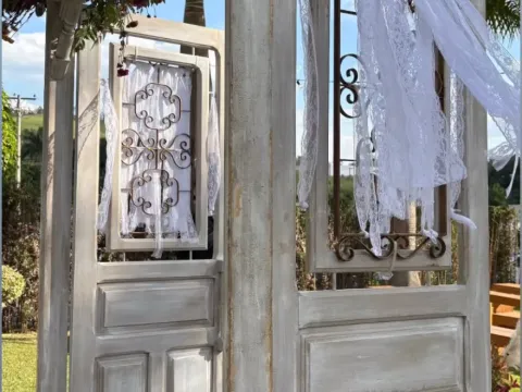 PORTA RAFFAELLO - FERRO E MADEIRA PATINADA OFF WHITE - 4 - ST Mob - Locações de mobiliário para eventos