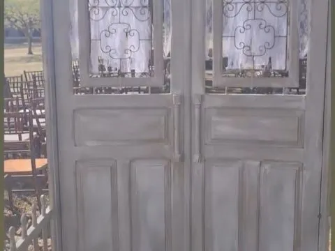 PORTA RAFFAELLO - FERRO E MADEIRA PATINADA OFF WHITE - 2 - ST Mob - Locações de mobiliário para eventos