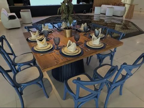 MESA MELZO - QUAD. -  TAMPO MADEIRA - BASE LACA AZUL ESCURO - 2 - ST Mob - Locações de mobiliário para eventos