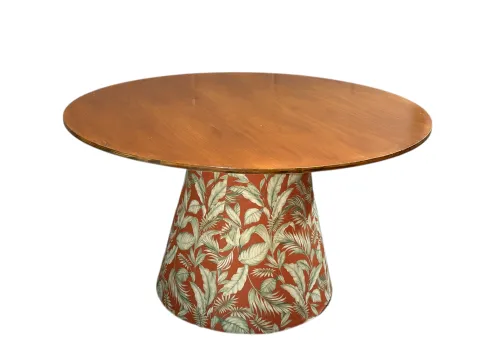 MESA ASTI - 1,40Ø - BASE FLORAL TERRACOTA - TAMPO IMBUIA - 1 - ST Mob - Locações de mobiliário para eventos