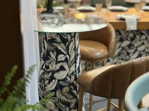 MESA ASTI - BISTRO ALTA - BASE FLORAL AZUL - TAMPO VIDRO - 1 - ST Mob - Locações de mobiliário para eventos