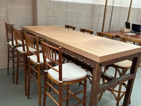 MESA LUGO - BISTRO COMUNITÁRIA ALTA - BASE FERRO AÇO CORTEN - TAMPO FRESNO - 6 - ST Mob - Locações de mobiliário para eventos