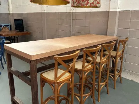 MESA LUGO - BISTRO COMUNITÁRIA ALTA - BASE FERRO AÇO CORTEN - TAMPO FRESNO - 4 - ST Mob - Locações de mobiliário para eventos