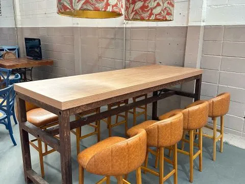 MESA LUGO - BISTRO COMUNITÁRIA ALTA - BASE FERRO AÇO CORTEN - TAMPO FRESNO - 5 - ST Mob - Locações de mobiliário para eventos