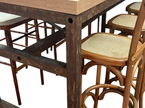 MESA LUGO - BISTRO COMUNITÁRIA ALTA - BASE FERRO AÇO CORTEN - TAMPO FRESNO - 2 - ST Mob - Locações de mobiliário para eventos