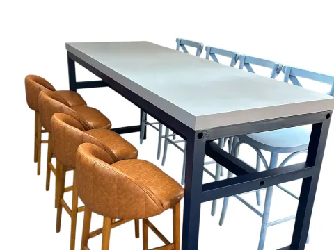 MESA LUGO - BISTRO COMUNITÁRIA ALTA - BASE FERRO AZUL - TAMPO AZUL - 1 - ST Mob - Locações de mobiliário para eventos