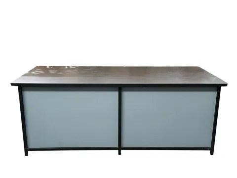 BALCAO ARZANO - BASE FERRO PRETA - LATERAL AZUL - TAMPO PRETO - 2 - ST Mob - Locações de mobiliário para eventos