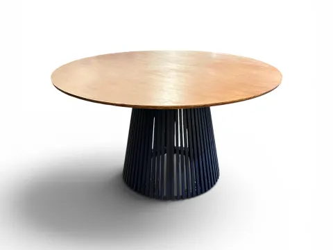 MESA ASTI - 1,60 Ø - TAMPO MADEIRA IMBUIA - BASE LACA AZUL ESCURO - 1 - ST Mob - Locações de mobiliário para eventos
