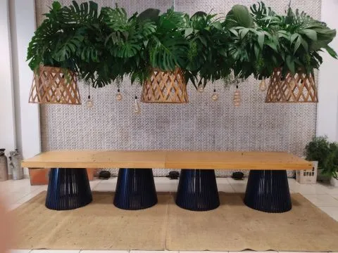 MESA TRISSINO - TAMPO MADEIRA MEL - BASE MADEIRA LACA AZUL ESCURO - 5 - ST Mob - Locações de mobiliário para eventos
