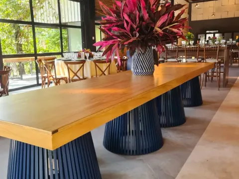MESA TRISSINO - TAMPO MADEIRA MEL - BASE MADEIRA LACA AZUL ESCURO - 4 - ST Mob - Locações de mobiliário para eventos