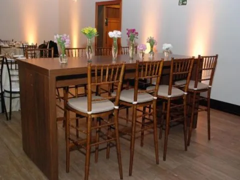 BANQUETA BISTRO TIFFANY - COM ASSENTO BEGE - MADEIRA - IMBUIA - 10 - ST Mob - Locações de mobiliário para eventos
