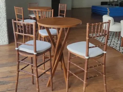 BANQUETA BISTRO TIFFANY - COM ASSENTO BEGE - MADEIRA - IMBUIA - 2 - ST Mob - Locações de mobiliário para eventos