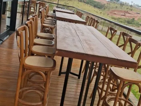 BANQUETA BISTRO TIFFANY - COM ASSENTO BEGE - MADEIRA - IMBUIA - 6 - ST Mob - Locações de mobiliário para eventos
