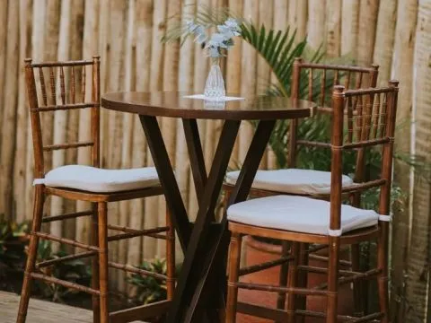 BANQUETA BISTRO TIFFANY - COM ASSENTO BEGE - MADEIRA - IMBUIA - 12 - ST Mob - Locações de mobiliário para eventos