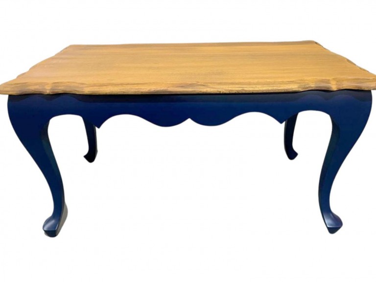 MESA MEDALHÃO - CENTRO - TAMPO  MADEIRA MBUIA - BASE LACA AZUL ST Mob - Locações de mobiliário para eventos